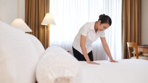 limpieza habitacion hotel cama