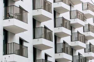 Fachada de un edificio residencial con balcones de una comunidad de vecinos