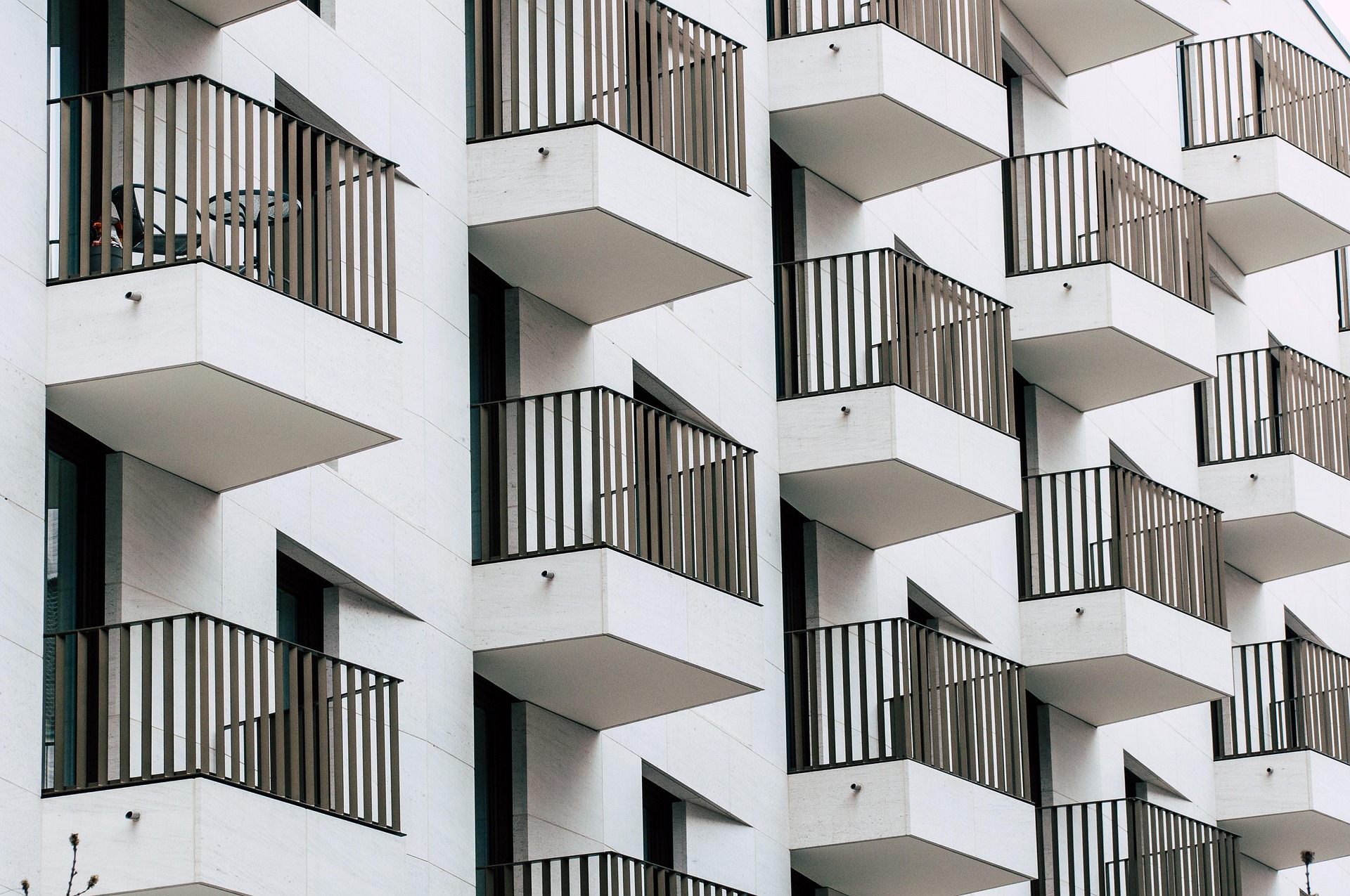 Fachada de un edificio residencial con balcones de una comunidad de vecinos