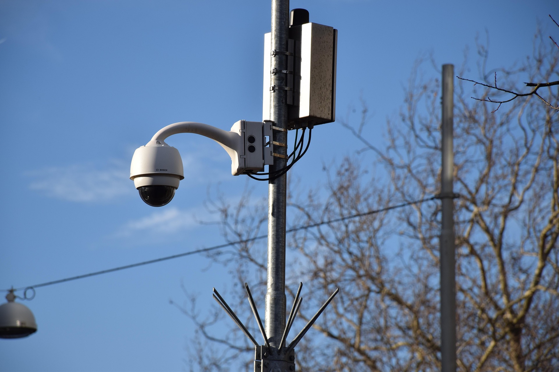 Cámara domo de un sistema CCTV IP instalada en un poste exterior
