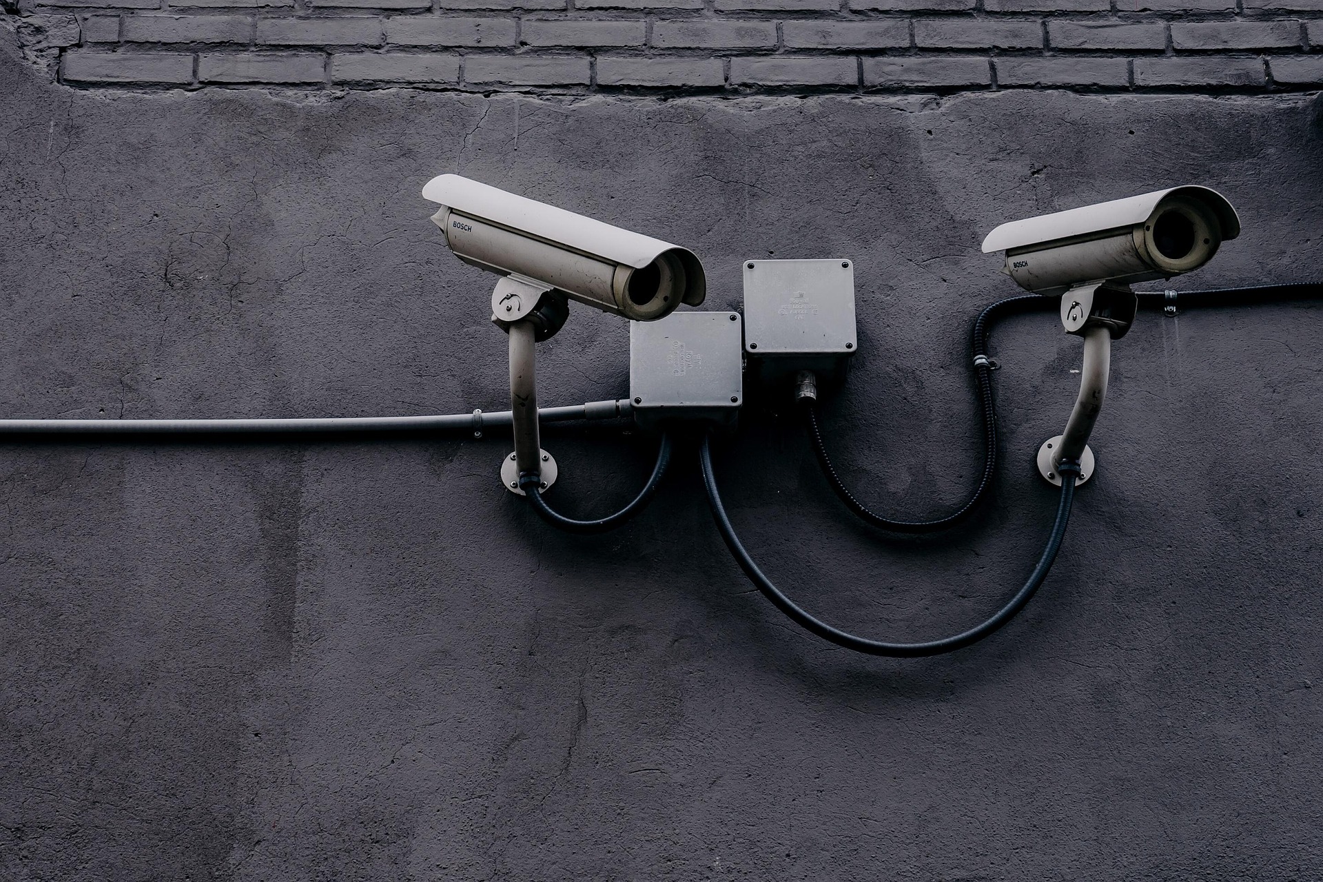 Cámaras de un sistema CCTV instaladas en la fachada de una empresa