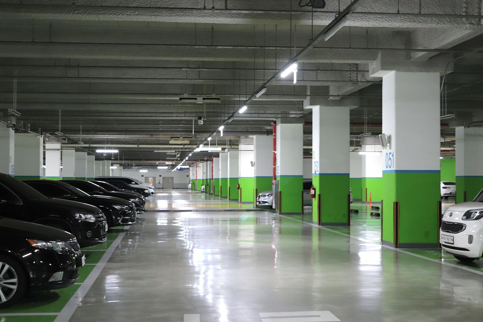 Parking subterráneo de una comunidad donde debe señalizarse la zona videovigilada