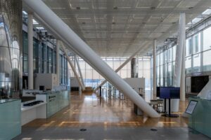 Vestíbulo de un edificio corporativo moderno gestionado con facility services