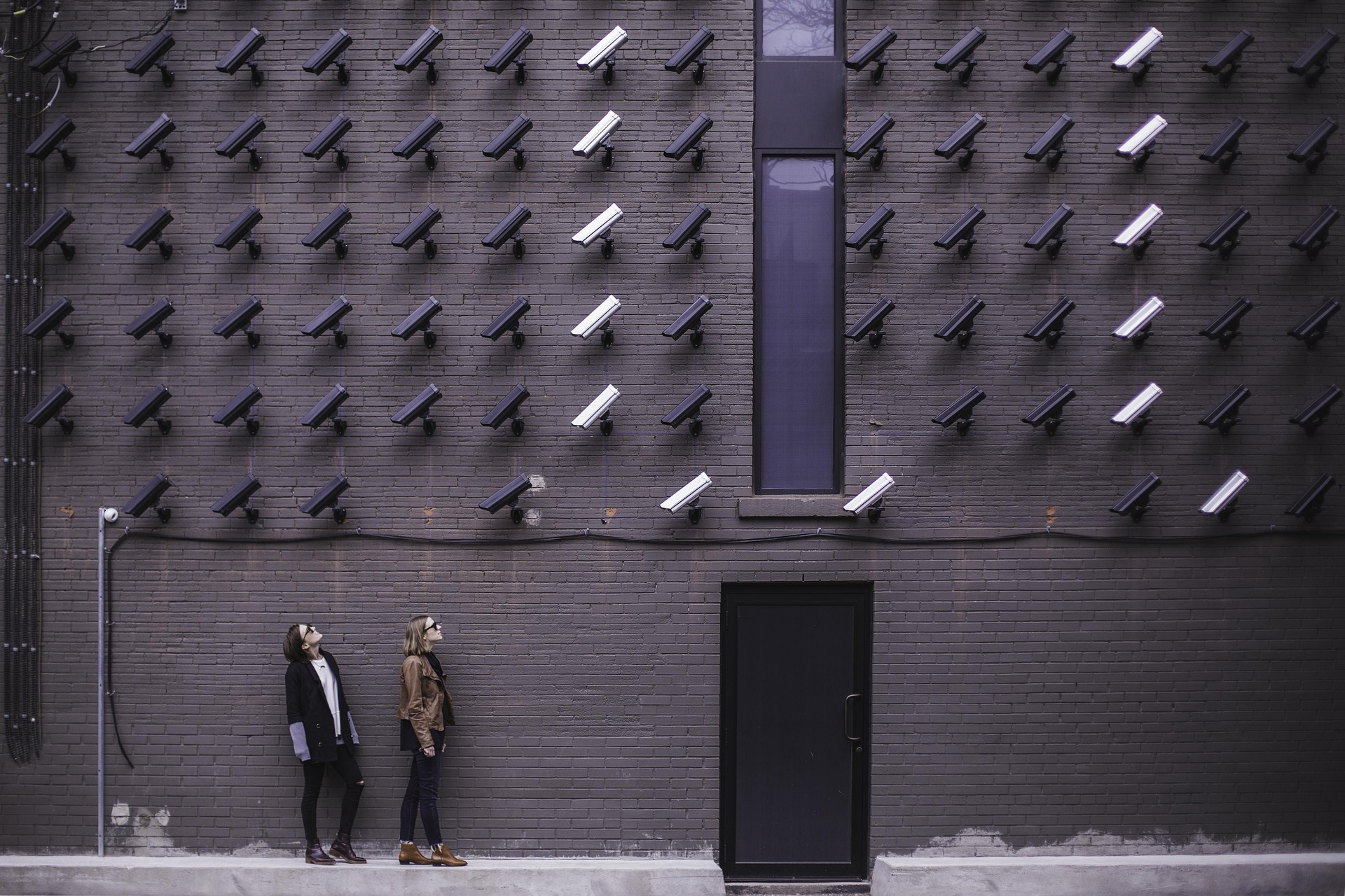 Fachada con numerosas cámaras de videovigilancia sobre una zona de paso